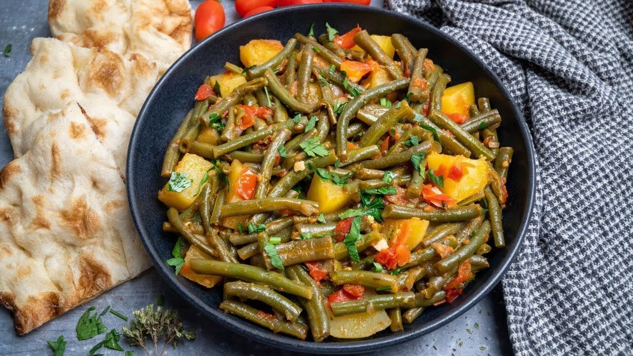 fasolakia-lathera-greek-green-beans-in-tomato-oil-loubieh-bi-zeit-lebanese-green-beans-in-tomato-oil
