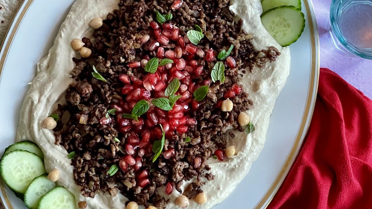 hummus-kawarma-topped-with-spiced-lamb-beef