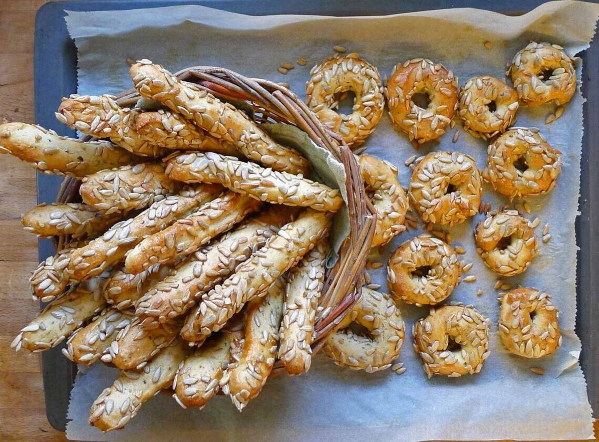 kaak-sesame-bread-rings-sticks