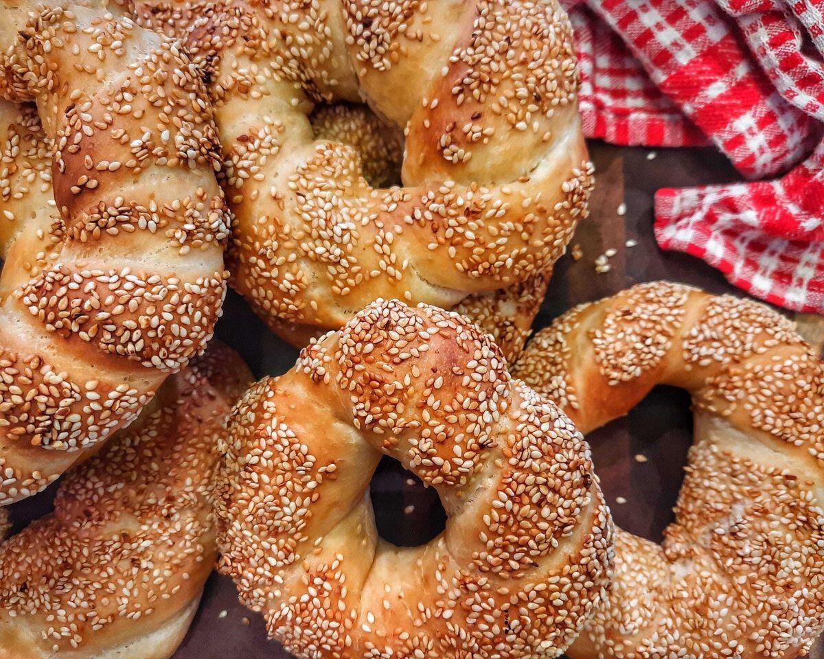 simit-turkish-sesame-bread-ring-sliced