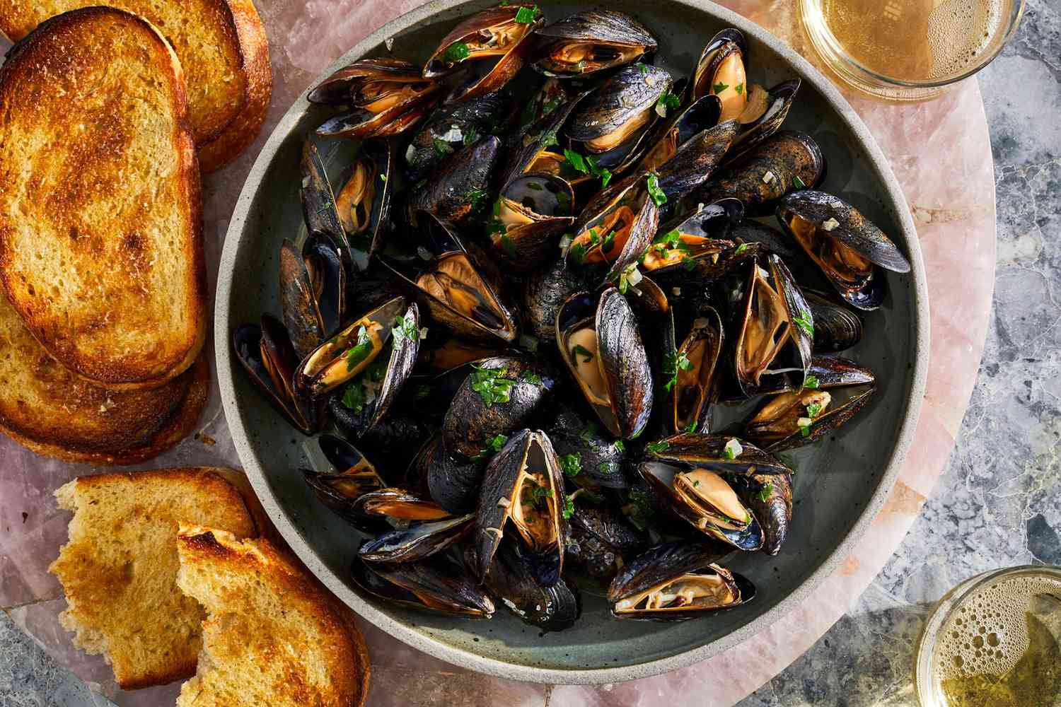 steamed-mussels-with-white-wine-garlic-herbs